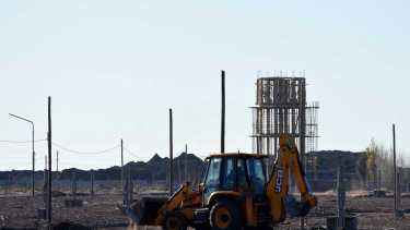 La montaña de barros petroleros será el primer horizonte que tendrán los nuevos propietarios en la urbanización. Foto: Matías Subat.