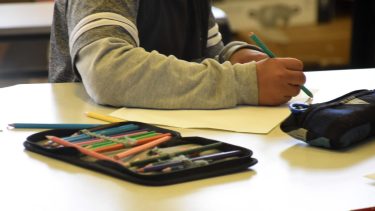 La iniciativa remarca los riesgos que implica a tan temprana edad el uso de estos dispositivos. Foto Matías Subat.