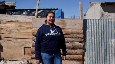 Karen vive en el Lote 34, en la zona de la meseta neuquina, junto a sus niños de 5 y 14 años. Foto Matías Subat.