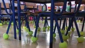 En Cipolletti juntan pelotas de tenis para que un nene con hipersensibilidad auditiva asista a clases