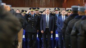 Rolando Figueroa prometió una «escala salarial acorde a lo que necesita» la Policía de Neuquén