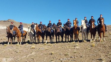 Policías de la Montada de Río Negro fueron desplegados a Jacobacci para el operativo antes de la audiencia pública por Calcatreu. Gentileza