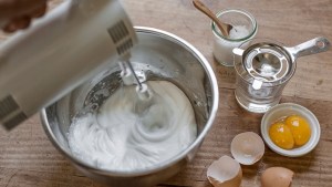 Cómo batir las claras a punto nieve: conocé estos secretos para que te queden perfectas
