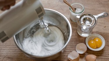 Cómo batir las claras a punto nieve: conocé estos secretos para que te queden perfectas