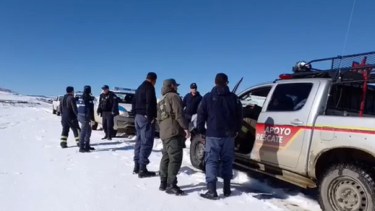 Video | Otra vez atrapados en una ruta cerrada por la nieve en Neuquén: las imágenes del rescate