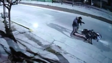 Video | Brutal robo en el Metrobús de Neuquén: le apuntaron y patearon en el piso para sacarle la moto