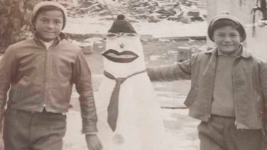 ¿Y si hacemos un muñeco?...Una de las tantas escenas que volvieron a circular en San Antonio y Las Grutas 