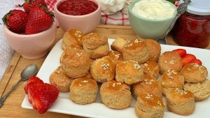 Paso a paso, cómo hacer scones de avena con mermelada de frutos rojos casera y deslumbrar con el mate