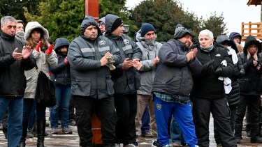 Durante la mañana lun grupo de municipales se congregó en la plaza principal de la ciudad en espera del resultado de las paritarias. (Alfredo Leiva)