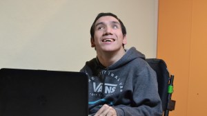 “Yo puedo”, la frase que marca la vida de Marcos Tomás Valdés, el joven de Río Colorado que se recibió de periodista y nunca se rindió