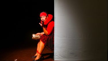En escena. Actriz, clown, titiritera y docente, Laura Romero protagoniza su obra Solilokia.
