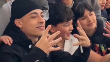 El freestyler argentino visitó la escuela de la que egresó y emocionó a cientos de alumnos.