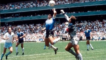 El término "zurdo" hace referencia a una palabra en latín: "sinistra", que significa "a la izquierda". 