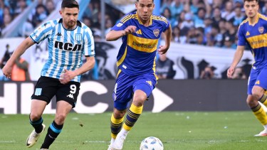 Pol Fernández intenta llevar peligro para Boca y Maravilla Martínez lo sigue de cerca. Fotobaires