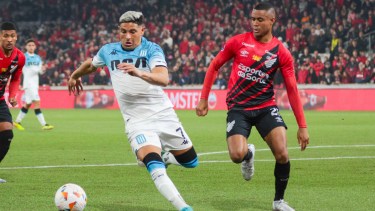 PR - CURITIBA - 19/09/2024 - COPA SUL-AMERICANA 2024, ATHLETICO-PR X RACING - Erick jogador do Athletico-PR disputa lance com Salas jogador do Racing durante partida no estadio Arena da Baixada pelo campeonato Copa Sul-Americana 2024. Foto: Robson Mafra/AGIF