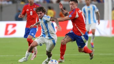 Argentina enfrenta a Chile desde las 21.