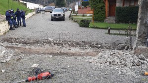 Demolieron un muro en San Martín de los Andes construido por un particular: estaba en un espacio público