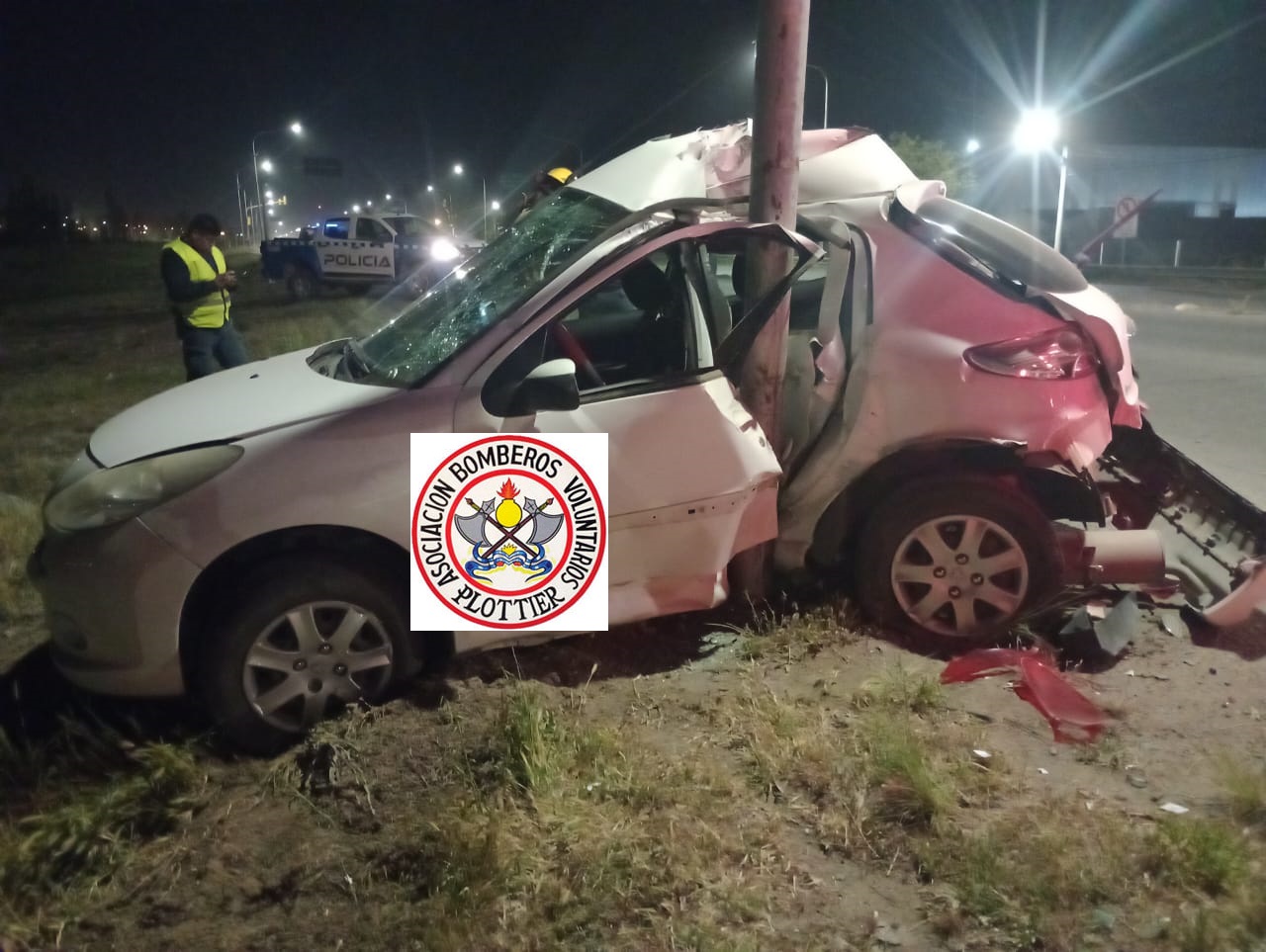 Perdió el control y chocó contra un poste de luz en la Ruta 22, cerca ...
