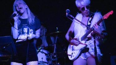 Luciana Palacios y Valentina Cooke, proponer un dúo acústico íntimo y lleno de matices.