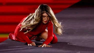 La caída de Belinda en pleno desfile en París.
