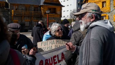 El Abuelazo de Bairloche estuvo presente en el reclamo por el veto de Milei. Foto: Marcelo Martínez
