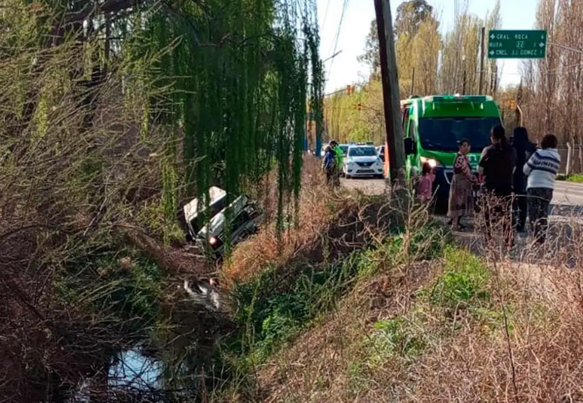 Perdió el control y cayó a un desagüe en Ruta Chica, cerca de Roca: el ...