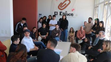 En su paso por Roca, Doñate se reunió con estudiantes y ratificó su voto a favor de la ley para que aumente el presupuesto universitario.