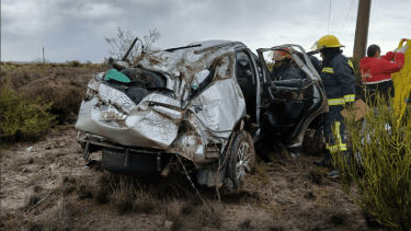Volcó la camioneta en la que viajaba el ministro de Obras Públicas de Río Negro, Alejandro Echarren. Foto: (Gentileza: NoticiasNet).
