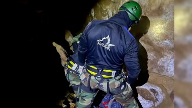 Video: así rescataron el cuerpo del hombre que murió tras caer de un acantilado en El Chocón
