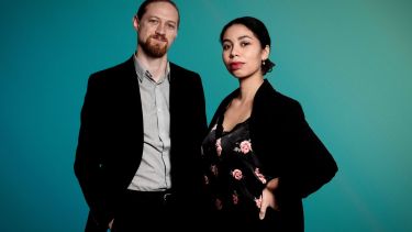 Félix Schneider-Restschikow, su pareja fundamental. Ambos le dan vida al grupo “La Yeta”, con el que ya realizaron varias presentaciones en vivo. A fines de noviembre estarán de estreno. (FOTO: Gentileza LuKas Johr