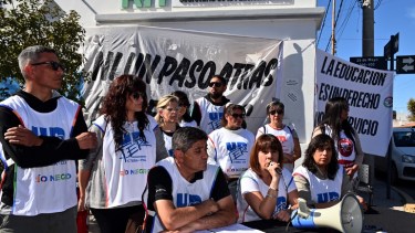 Los dirigentes gremiales se manifestaron frente a la sede de la Función Pública en Viedma. Foto: Marcelo Ochoa.