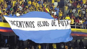 Hinchas colombianos desplegaron una polémica bandera en contra de los argentinos