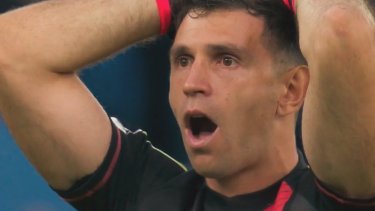 La reacción del Dibu Martínez tras el gol del colombiano Jhon Durán que le dio el triunfo a Aston Villa.