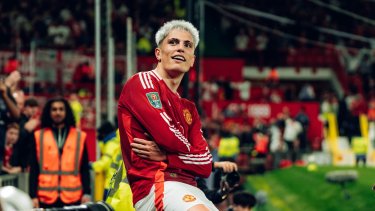 Alejandro Garnacho fue clave en la goleada de los Diablos Rojos ante Barnsley.