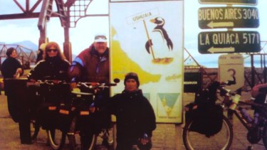 El recuerdo del equipo que llegó a Ushuaia junto con "Gachi", en el emblemático cartel de la Ruta 3. 