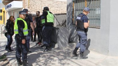 Intentó incendiar el Tribunal de Faltas en Centenario. Crédito Centario Digital.