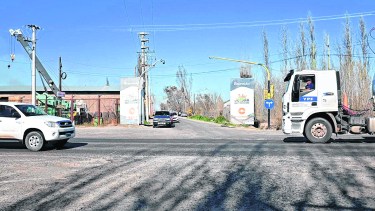 El cruce hacia Isla Jordán, en Cipolletti. Hubo acuerdo político sobre el diseño, pero las obras siguen “neutralizadas” desde el 2022. (Foto: Florencia Salto)