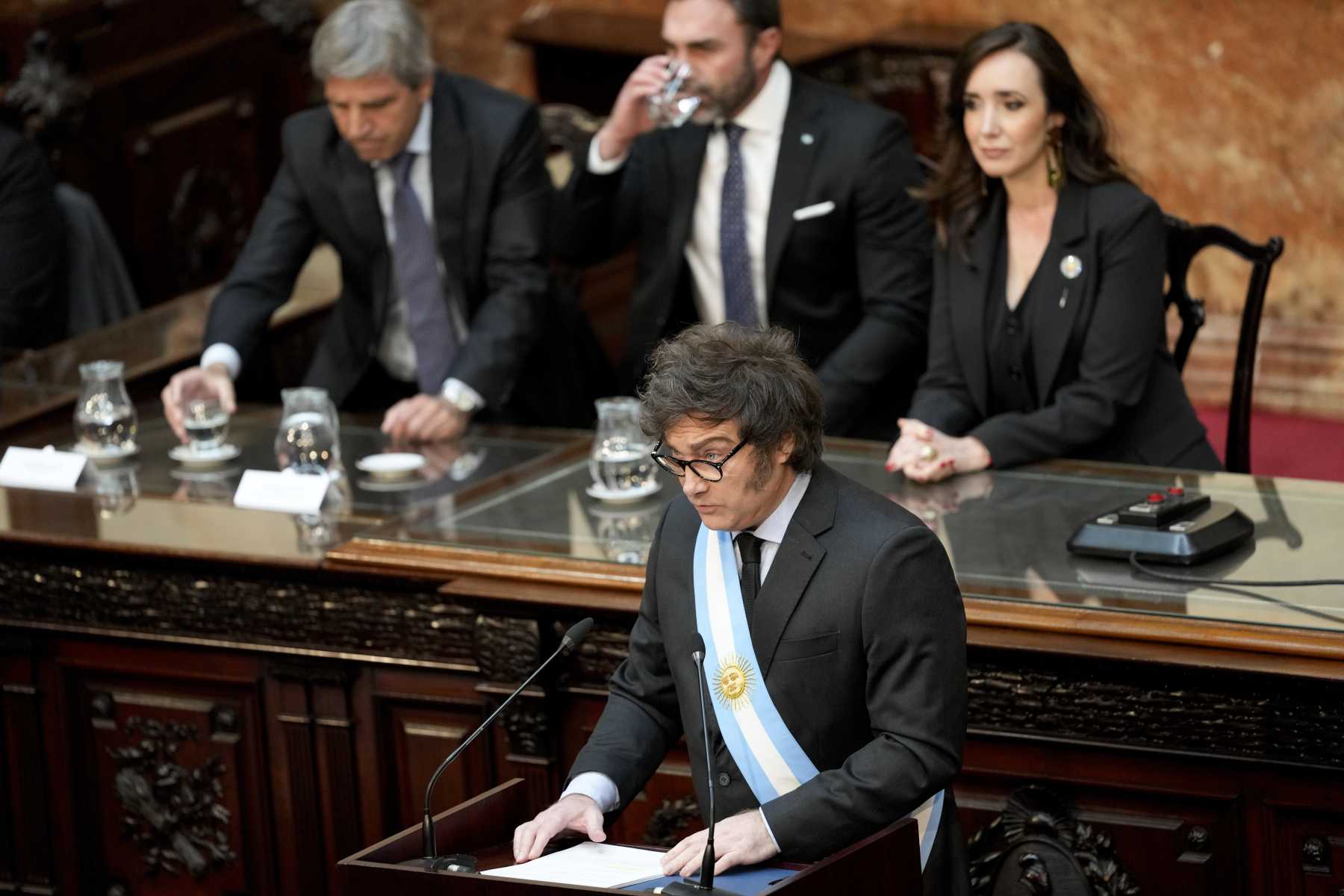 Milei insta a los gobernadores a recortar u$s60.000 millones para reducir el gasto p&uacute;blico a 25% del PBI