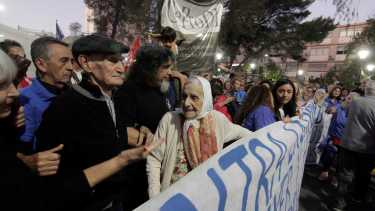 Inés junto a Oscar en la última marcha del 24 de marzo en Neuquén. Foto: Oscar Livera.