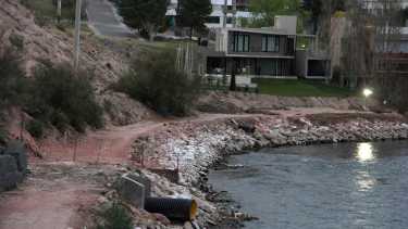El paseo costero de Neuquén se detiene abruptamente frente a los alambrados. Foto: Oscar Livera.