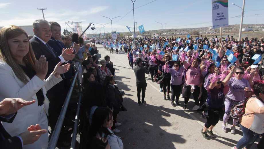 El anterior aniversario de Neuquén tuvo su desfile en el oeste. Foto: Archivo Oscar Livera. 