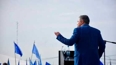 Rolando Figueroa participó de la entrega de lotes en Neuquén. Foto: Matías Subat.