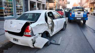 Un choque múltiple en el centro de Neuquén. Foto: Matías Subat.