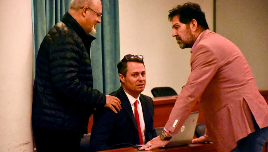 Abogado Carlos Fernández (de pie, a la derecha), autor del escrito. (Foto de archivo/Matías Subat)