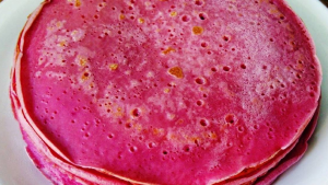 Una idea con mucho color: panqueques de remolacha