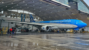 Milei declaró al transporte aéreo como servicio esencial por decreto: las medidas en Aerolíneas Argentinas