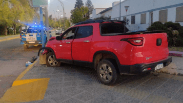 Así quedó el vehículo de la joven de Neuquén tras el impacto en Avenida Olascoaga. Foto Gentileza.