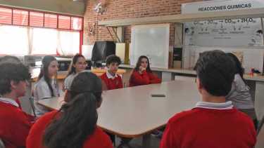 Pequeños científicos de once a 15 años en Roca. Foto: Juan Thomes. 