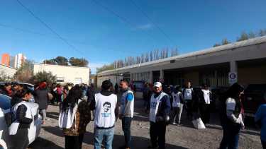 Manifestantes en la entrada del hospital de Roca exigen explicaciones por la falta de insumos y atención.