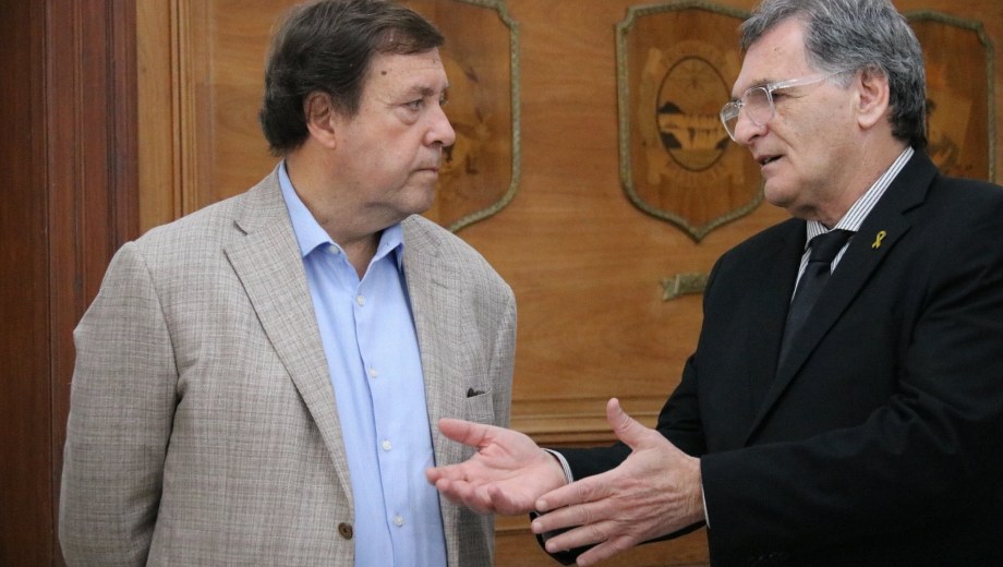 El gobernador Weretilneck y Claudio Avruj, del INAI, firmaron convenios el año pasado que ahora se ratificaron. Archivo